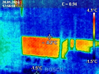 Obraz termowizyjny ściany z rozkładem temperatury